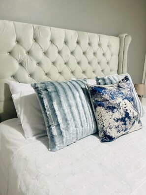 1 dormitorio, tabla de planchar con plancha, wifi y ropa de cama