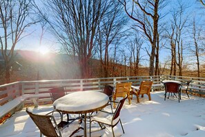 Outdoor dining - Perfect Beech Mountain Retreat with Full Kitchen, Wifi and Pet-Friendly (Beech Mountain)
