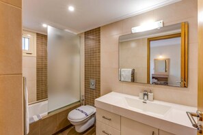 Secadora de cabello, toallas, jabón, papel de baño 