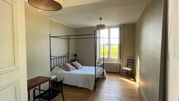 Fer et planche Ă  repasser, accĂšs Internet, draps fournis