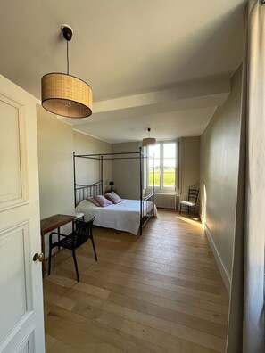 Tabla de planchar con plancha, acceso a internet y ropa de cama
