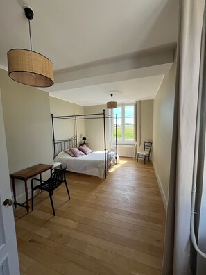 3 chambres, fer et planche à repasser, accès Internet, draps fournis