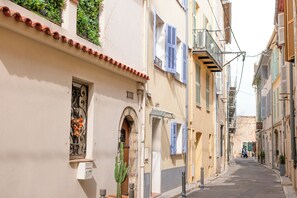 Exterior - L'OLIVIER Old Antibes Bright Modern Spacious Apartment 2BR - TOP LOCATION (Antibes)