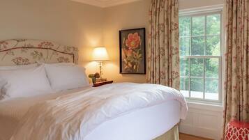 Deluxe Room, 1 Queen Bed, Non Smoking, River View | Bathroom | Free toiletries, hair dryer, bathrobes, towels