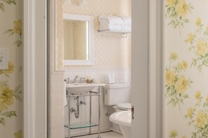 Amenidades de baño gratuitas, secadora de cabello, toallas, jabón