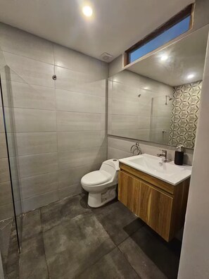 Dusj, hårføner, håndklær og såpe