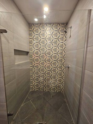 Douche, sèche-cheveux, serviettes fournies, savon
