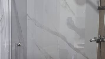 Serviettes fournies, papier toilette