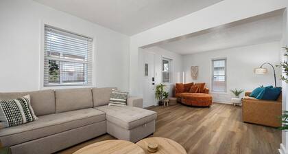 Heights Haus
Charming 3BR, 2.5BA home in Peoria Heights.