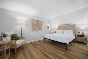 3 quartos, escrivaninha, ferros/tábuas de passar roupa