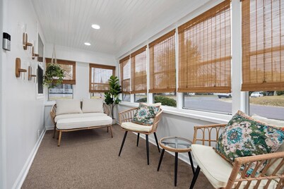 Heights Haus
Charming 3BR, 2.5BA home in Peoria Heights.