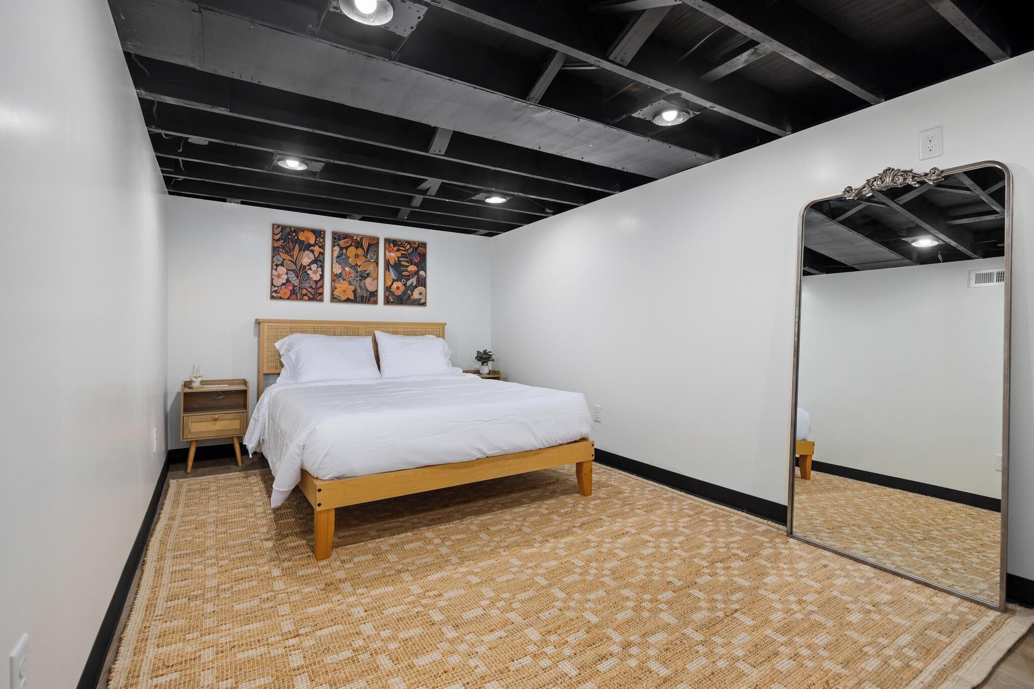 3 habitaciones, escritorio, tabla de planchar con plancha y internet 