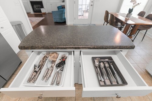 Hidden Lake Hideaway w/fenced in yard 3br 2 bath