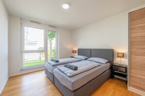 2 Schlafzimmer, Zimmersafe, Schreibtisch, Bügeleisen/Bügelbrett