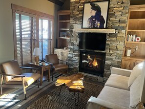 Smart-TV, peis og bøker