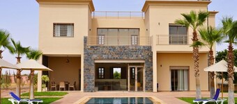 Spacious Marrakech villa w/AC & private pool — 5 bedrooms of pure charm!