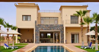 Spacious Marrakech villa w/AC & private pool — 5 bedrooms of pure charm!