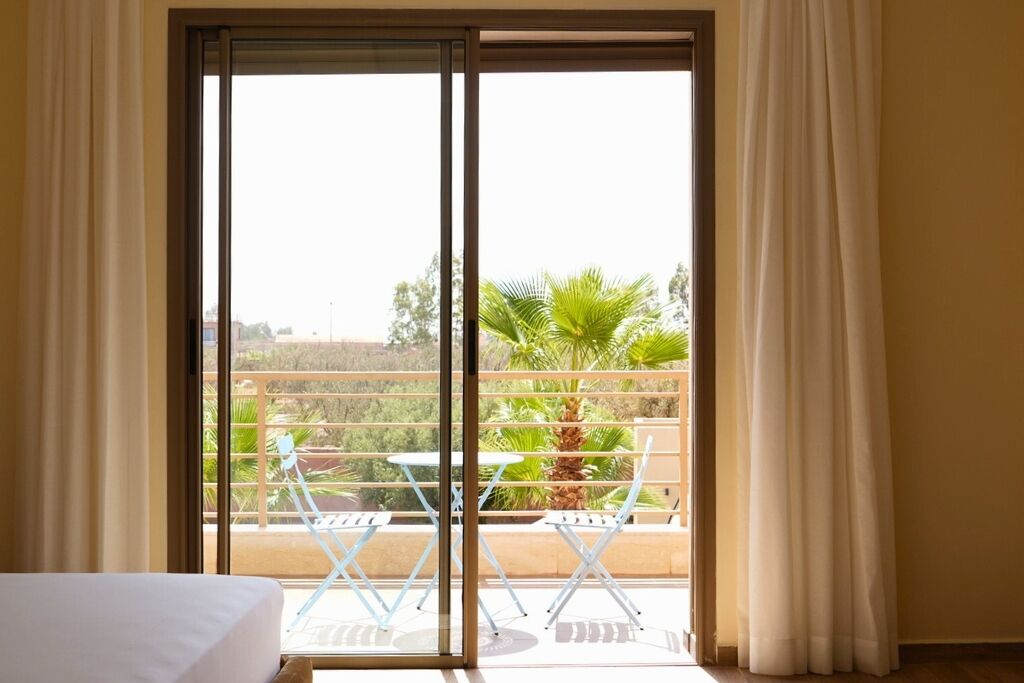 5 室のベッドルーム、WiFi (無料)、ベッドシーツ