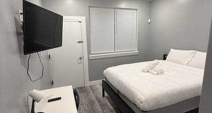 The Emerald Room-3BD-3BTH-Patio