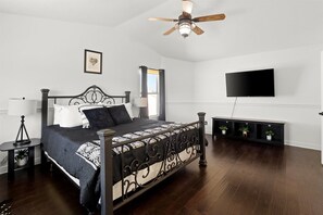 4 bedrooms, iron/ironing board, WiFi, bed sheets - Chandler Retreat Sparkling Pool & Cozy Vibes (Chandler)