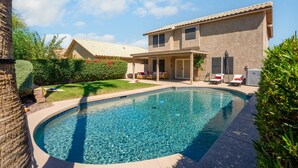 A swimming pool with a house in the background. - Sleeps 10 - Sparkling Pool - 7 mins to DT Chandler (Chandler)