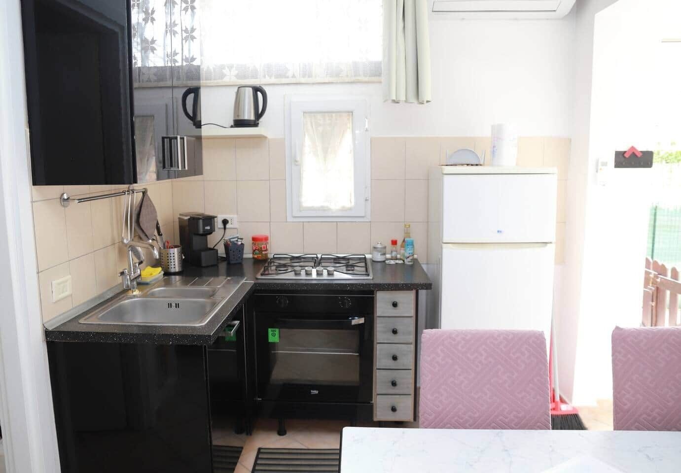 Frigorifero, forno, piano cottura, pentole/stoviglie/utensili