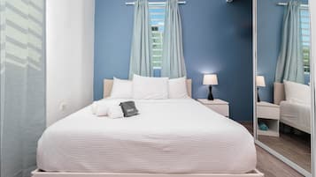 Tabla de planchar con plancha, wifi y ropa de cama