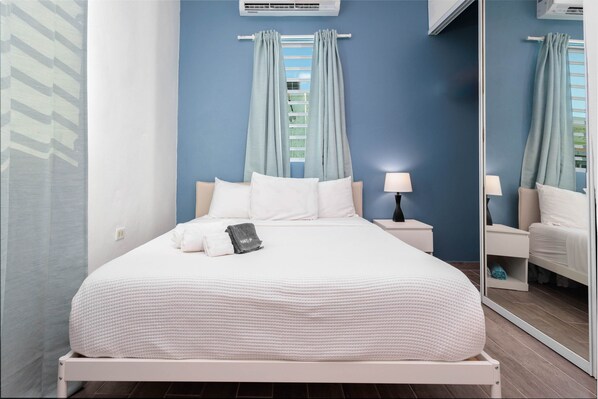 Tabla de planchar con plancha, wifi y ropa de cama