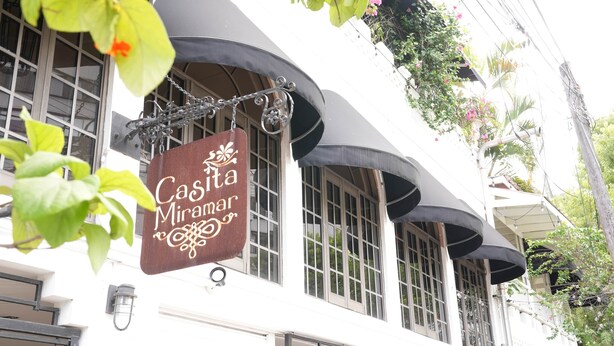A building with a sign reading "Casa Mira Mar" and a number "605" on the wall. - Apt B, Sunny San Juan Getaway (San Juan)