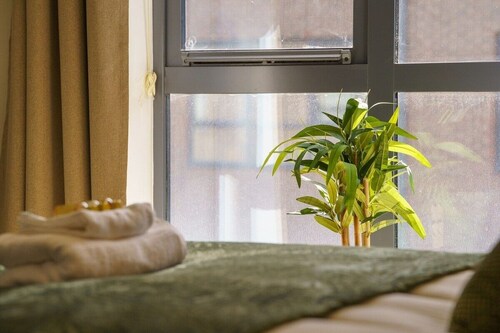 Modern 2-bed central Swindon flat, 1 free parking