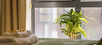 Modern 2-bed central Swindon flat, 1 free parking