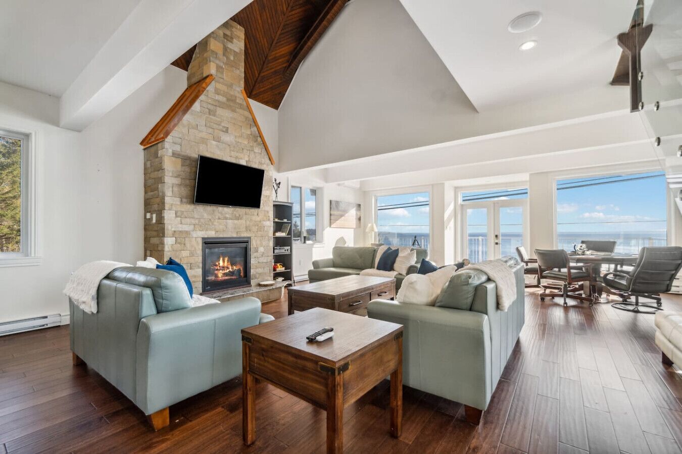 Een televisie, een open haard en een stereo