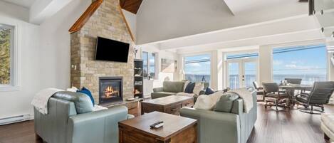 Televisión, chimenea y estéreo