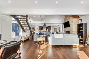 Fernseher, Kamin, Stereoanlage