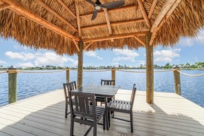Outdoor dining - New Remodel! Pool, Spa & Tiki | Thunderbird Lake (Cape Coral)