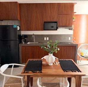 Réfrigérateur, four à micro-ondes, surface de cuisson, grille-pain