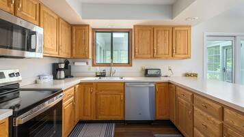 Rumah, Bebas Asap Rokok, balkon | Dapur pribadi | Lemari es, microwave, oven, dan kompor