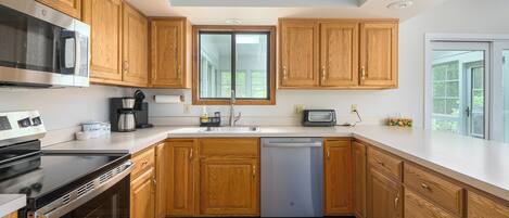 House, Non Smoking, Balcony | Private kitchen | Fridge, microwave, oven, stovetop