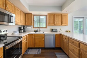 House, Non Smoking, Balcony | Private kitchen | Fridge, microwave, oven, stovetop - Pocono Escape  Style & Serenity (Pocono Pines)