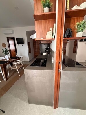 Refrigerador, microondas, parrilla de estufa y tostadora 