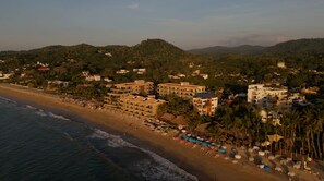Chaises longues, serviettes de plage