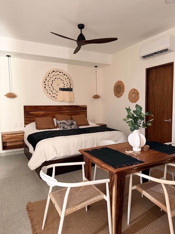 Caja de seguridad en la habitación y tabla de planchar con plancha 