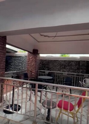 2 bars/lounges