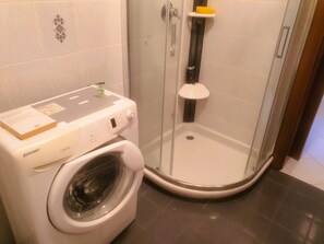 Regadera, secadora de cabello, bidet, toallas