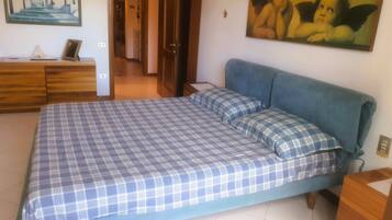 2 camere, una cassaforte in camera, una scrivania, ferro/asse da stiro