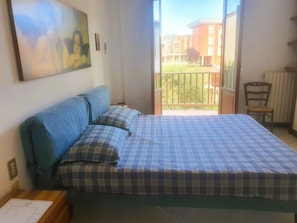 2 chambres, coffre-fort, bureau, fer et planche à repasser