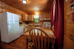 Private kitchen - Mountaineer Cabin 4 - Hot Tub & Fireplace close to New River Gorge National Park (Hico)