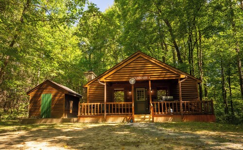 Mountaineer Cabin 4 - Hot Tub & Fireplace close to New River Gorge National Park