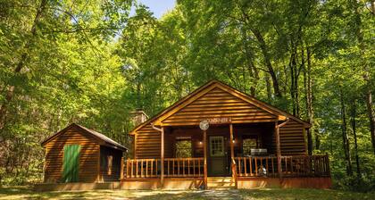Mountaineer Cabin 4 - Hot Tub & Fireplace close to New River Gorge National Park