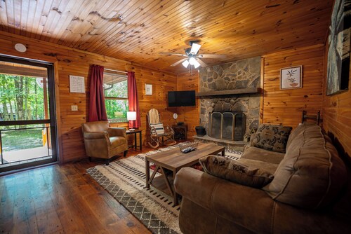 Mountaineer Cabin 4 - Hot Tub & Fireplace close to New River Gorge National Park